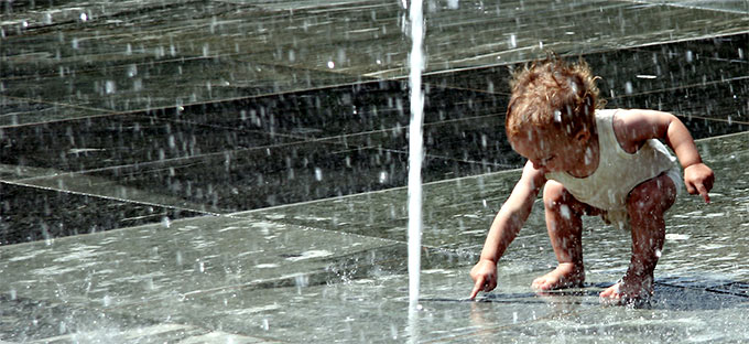 Bild Kind spielt im Wasser