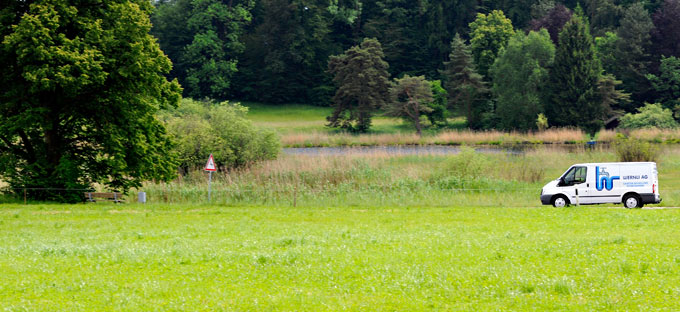 Bild Kind spielt im Wasser