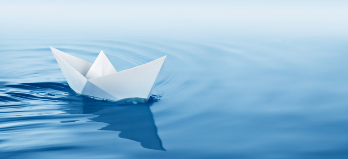 Bild Kind spielt im Wasser