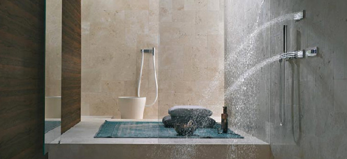 Bild Kind spielt im Wasser